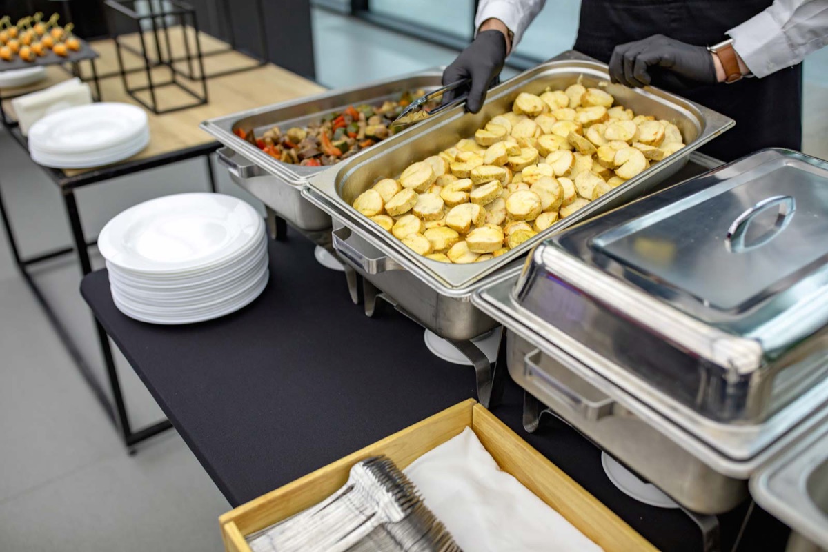 Catering-Buffet Caterer bei der Zubereitung eines Buffets – Start in die Selbstständigkeit